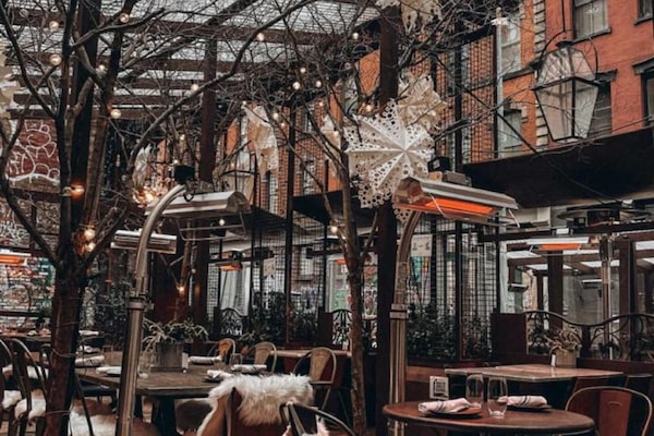 Melayani sarapan, makan siang, makan malam; dengan pemandangan taman