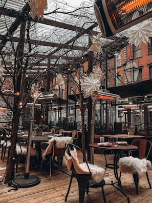 Déjeuner, dîner, souper et brunch servis sur place