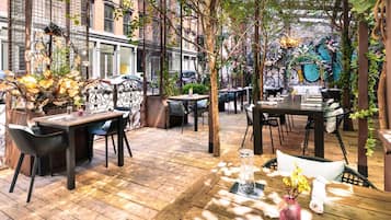 Se sirven desayunos y almuerzos; cocina americana; con vista al jardín