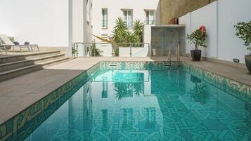 Una piscina al aire libre (de 11:00 a 20:00), tumbonas