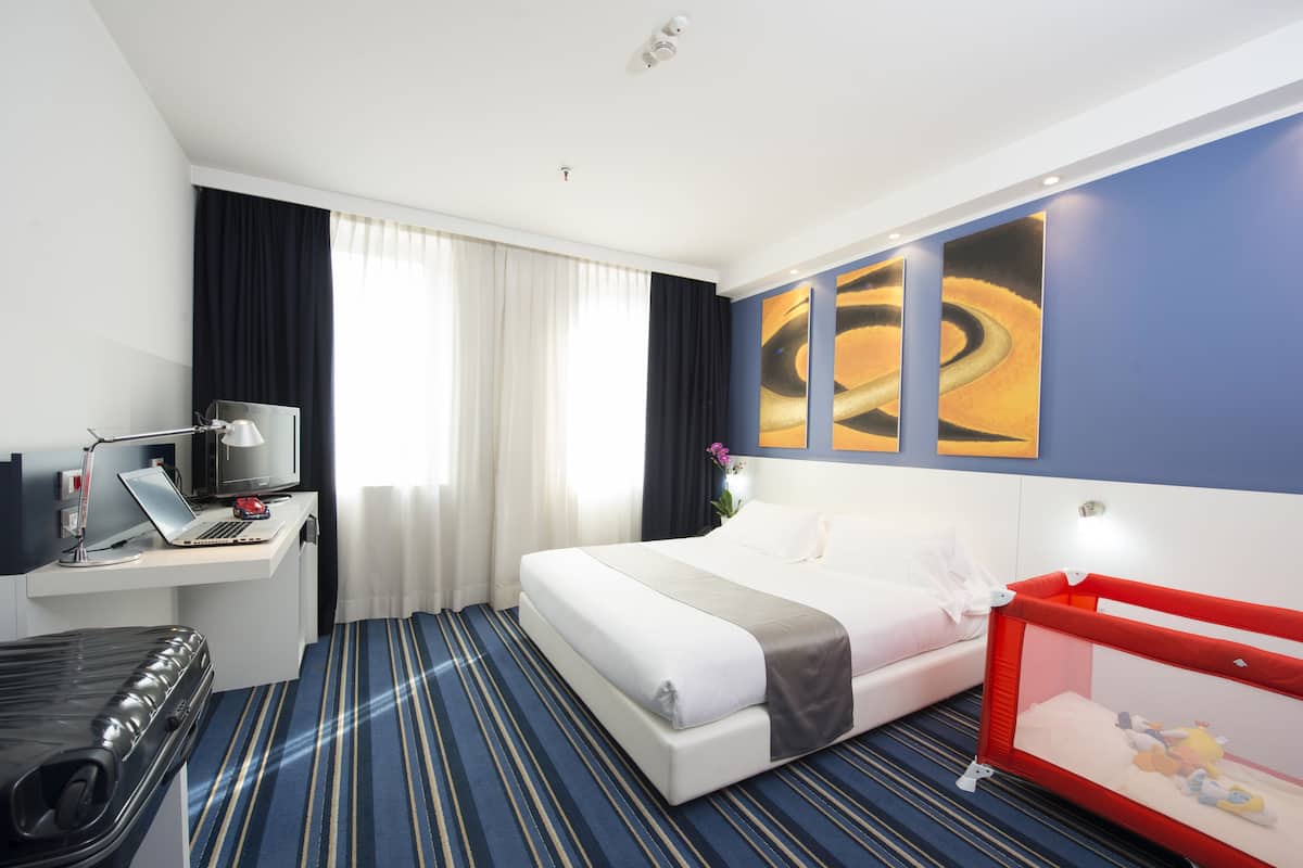 Hypo-allergenic bedding, down comforters, minibar, in-room safe