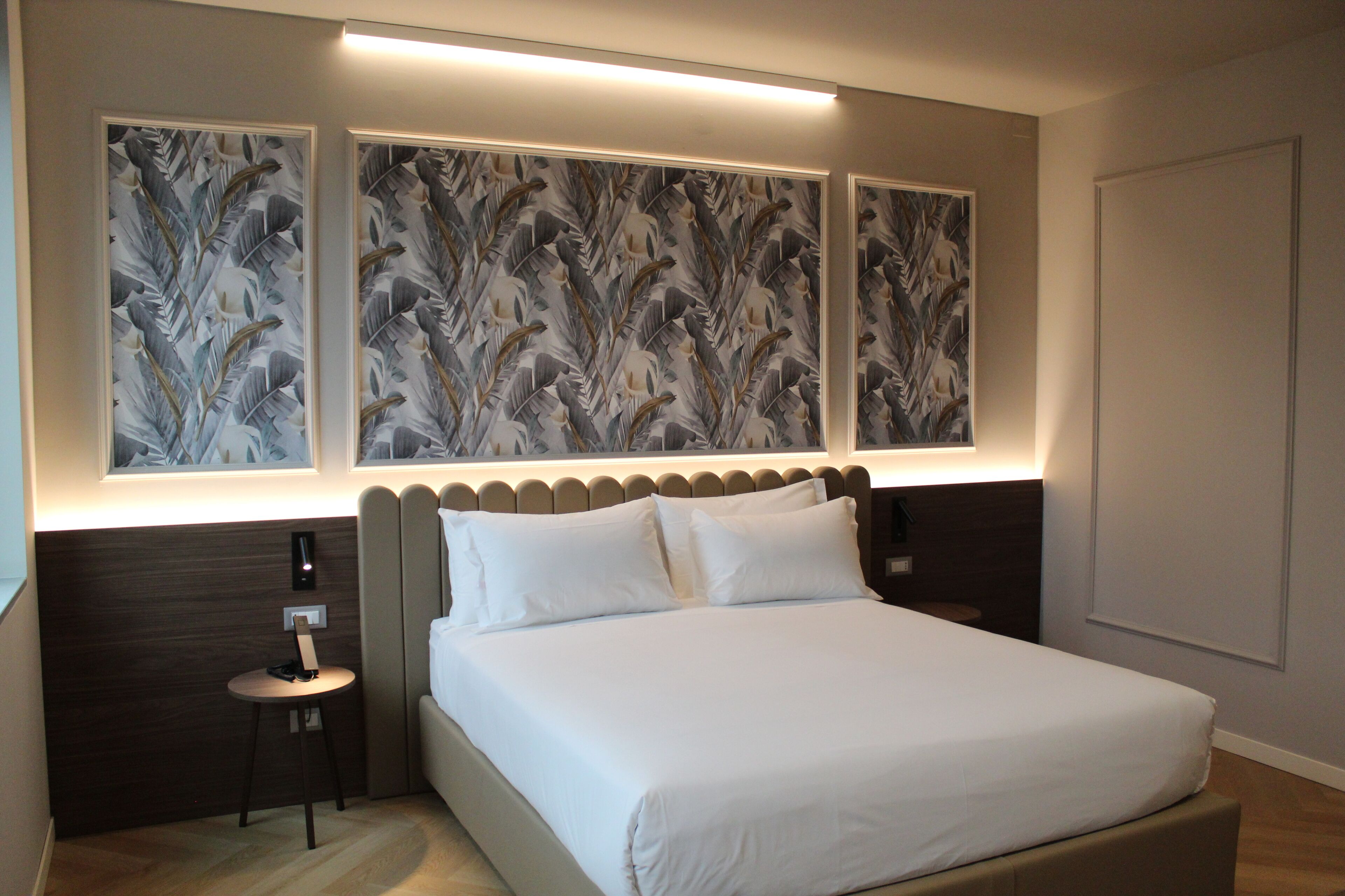 Suite | Hypo-allergenic bedding, down comforters, minibar, in-room safe