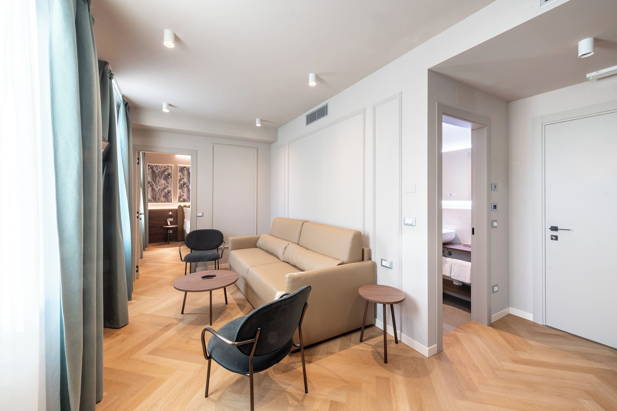 Suite | Area soggiorno | TV LCD 32 pollici con canali digitali, TV, film pay-per-view