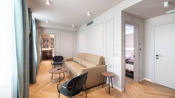 Suite | Area soggiorno | TV LCD 32 pollici con canali digitali, TV, film pay-per-view