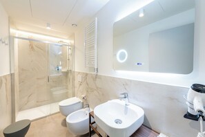 Suite | Badeværelse | Bruser, miljøvenlige toiletartikler, hårtørrer, bidet