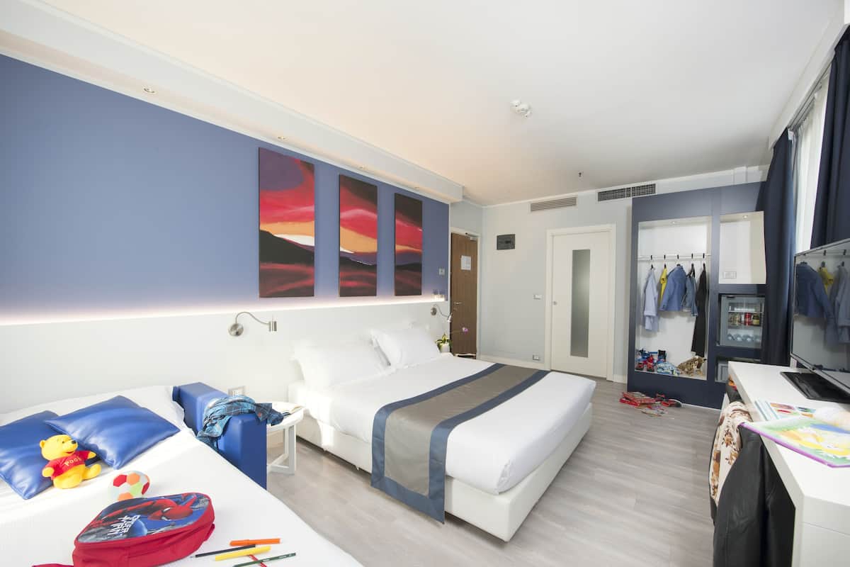 Hypo-allergenic bedding, down comforters, minibar, in-room safe