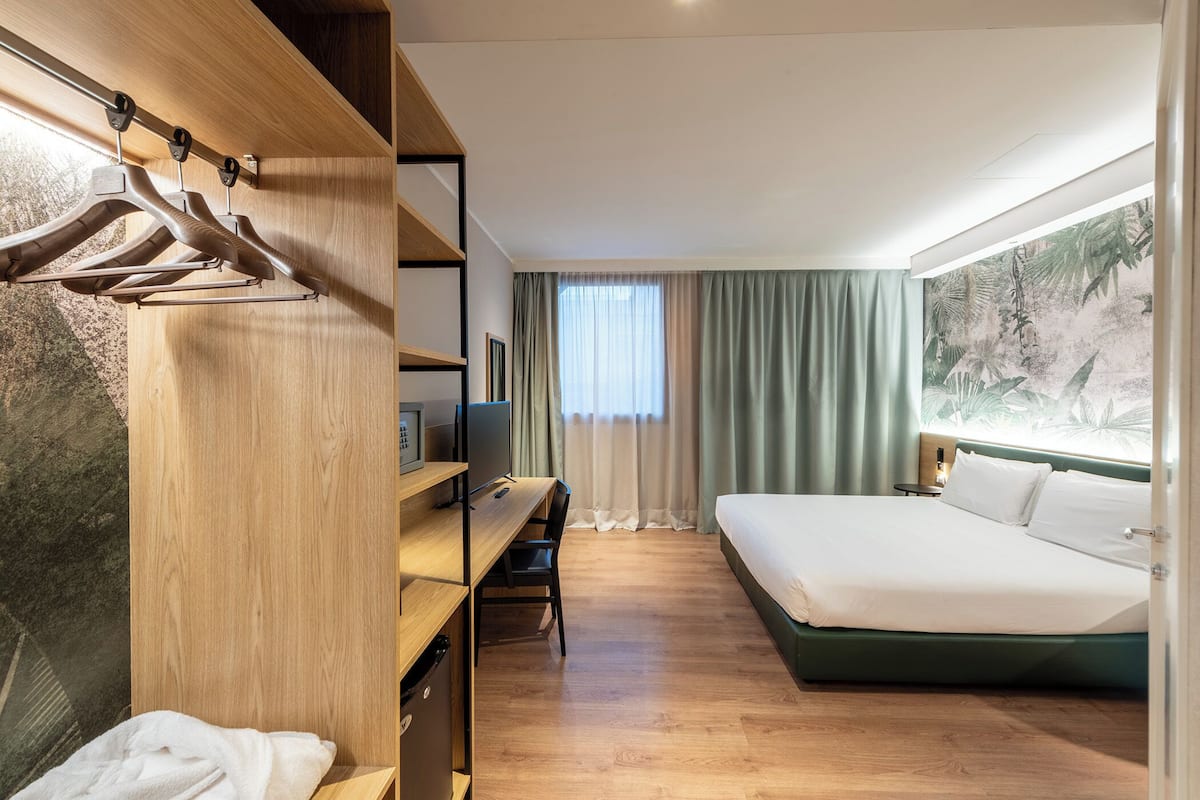 Deluxe Double Room | Hypo-allergenic bedding, down comforters, minibar, in-room safe