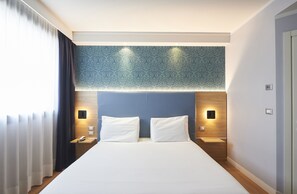 저자극성 침구, 오리/거위털 이불, 미니바, 객실 내 금고