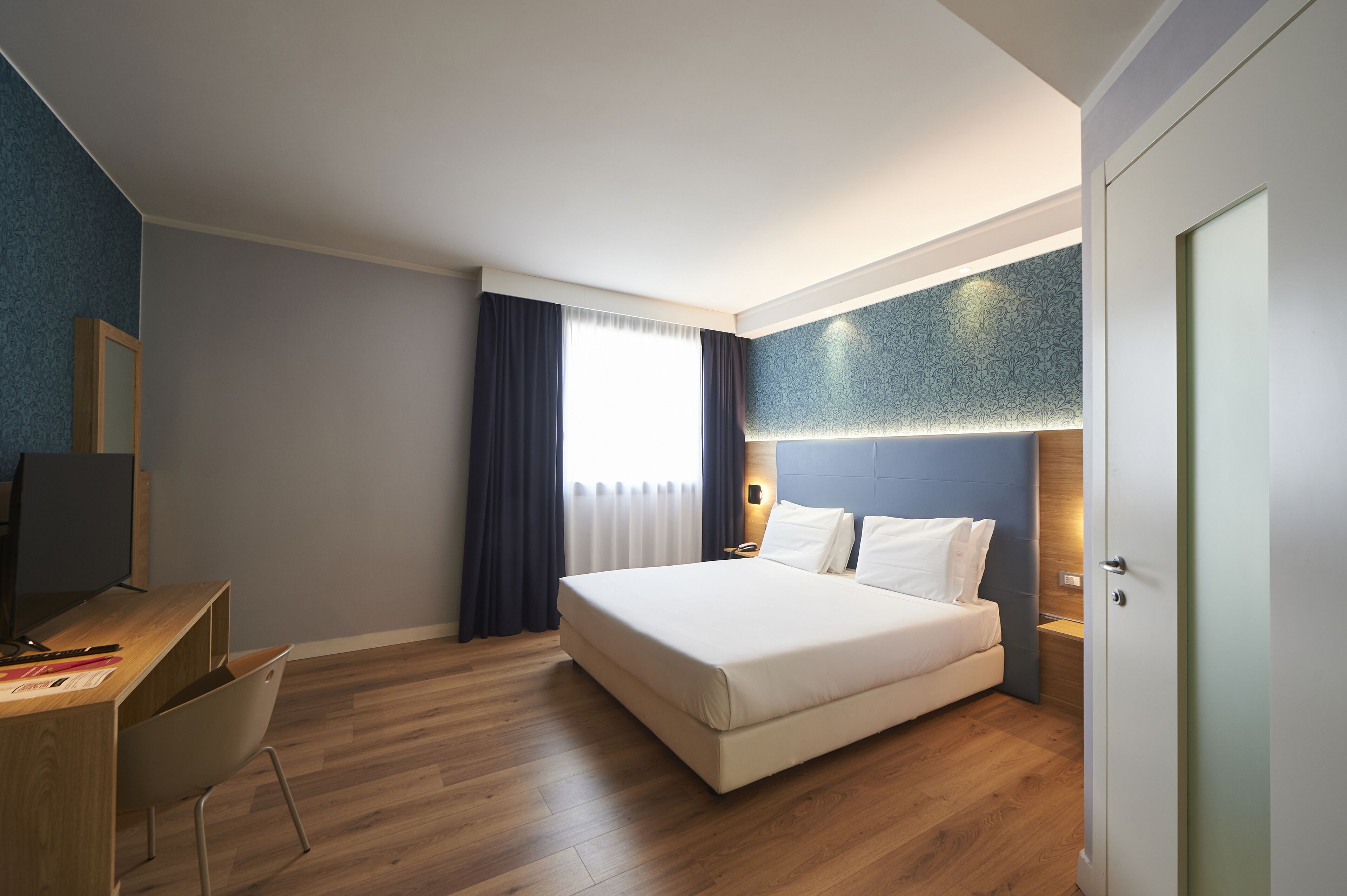 deluxe double room | hypo-allergenic bedding, down duvets, minibar, in-room safe