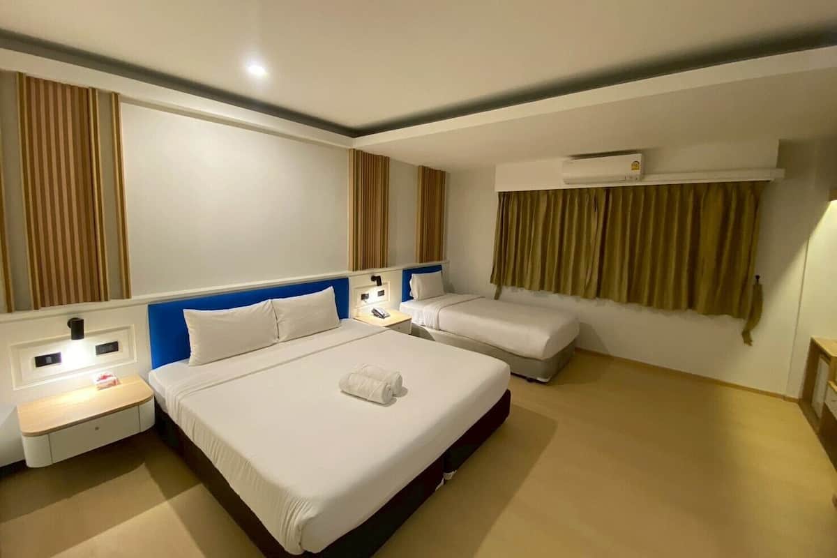 Phòng 3 Deluxe | Nệm có lớp đệm bông, két bảo mật tại phòng, bàn