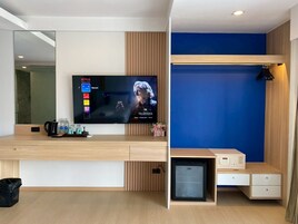 Deluxe Twin Balcony | Pillowtop-patjalliset sängyt, tallelokero huoneessa, työpöytä