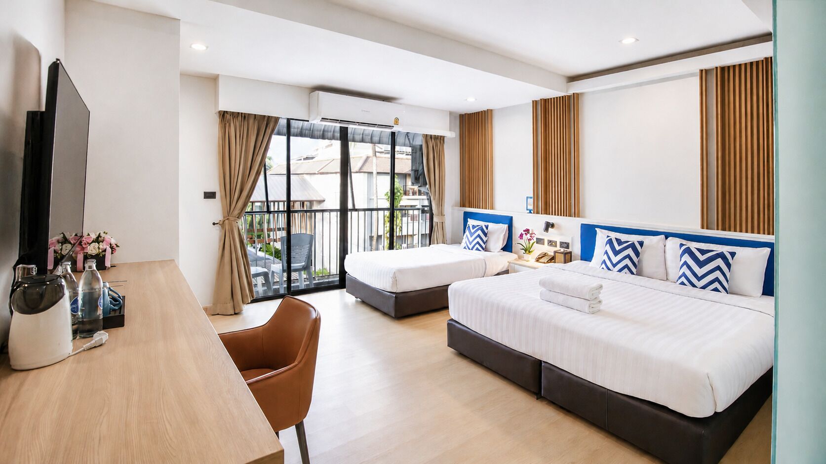 Triple Deluxe Balcony | Seprai premium, bantalan ekstra lembut, brankas, dan meja kerja