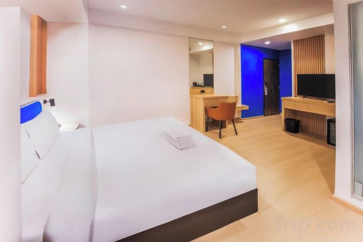 Premium bedding, pillowtop beds, in-room safe, desk