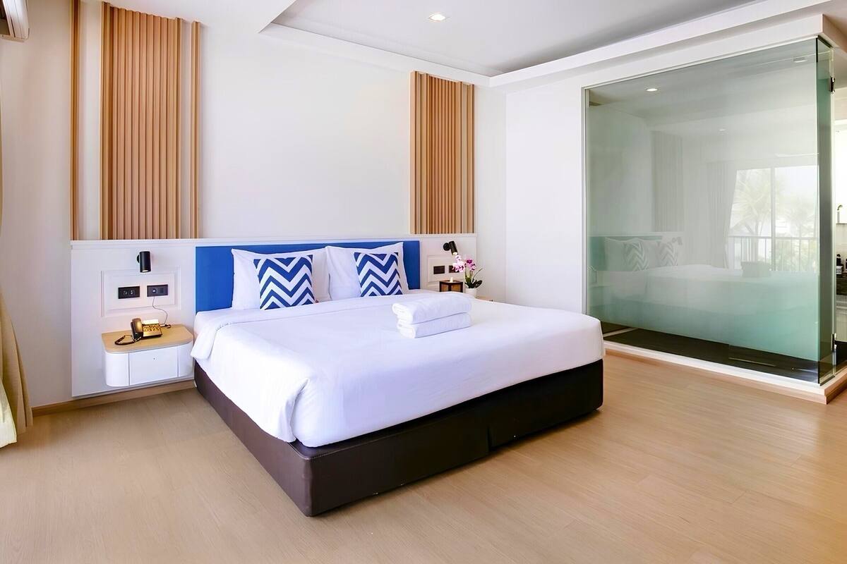 Deluxe Double Balcony | 高級寢具、舒適加層、客房內保險箱、書桌