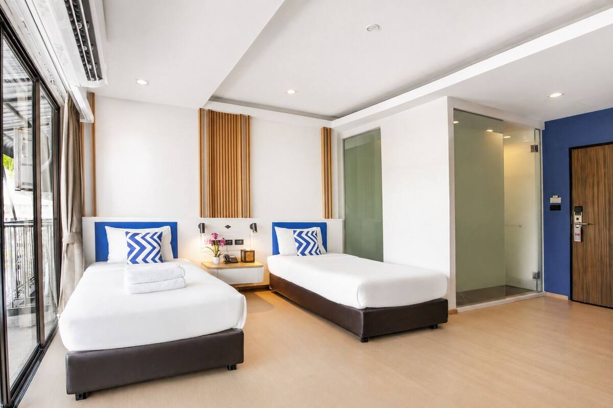Deluxe Twin Balcony | 高級寢具、舒適加層、客房內保險箱、書桌