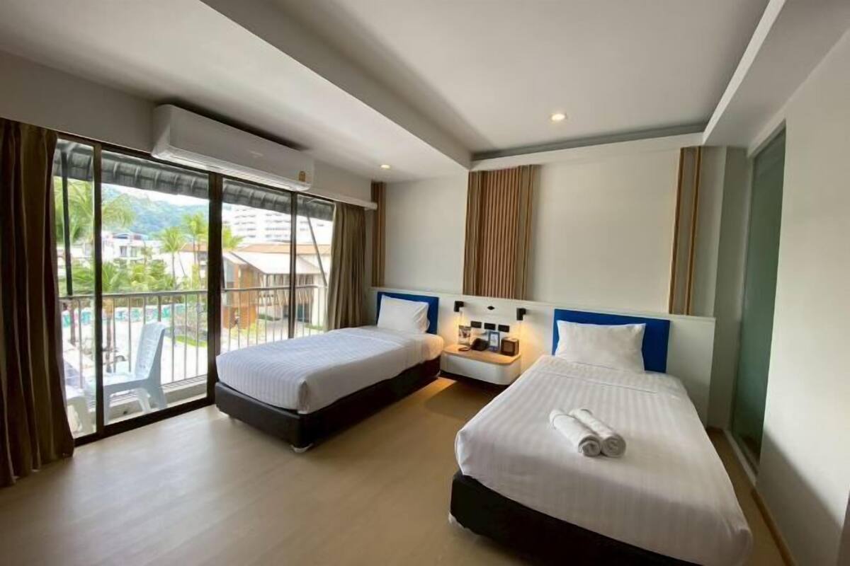 Bäddmadrasser, värdeförvaringsskåp på rummet och skrivbord