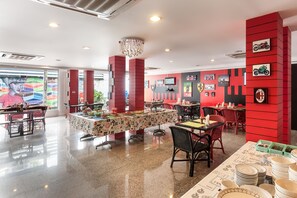 بوفيه فطور يوميًا بتكلفة قدرها (200 THB للشخص)