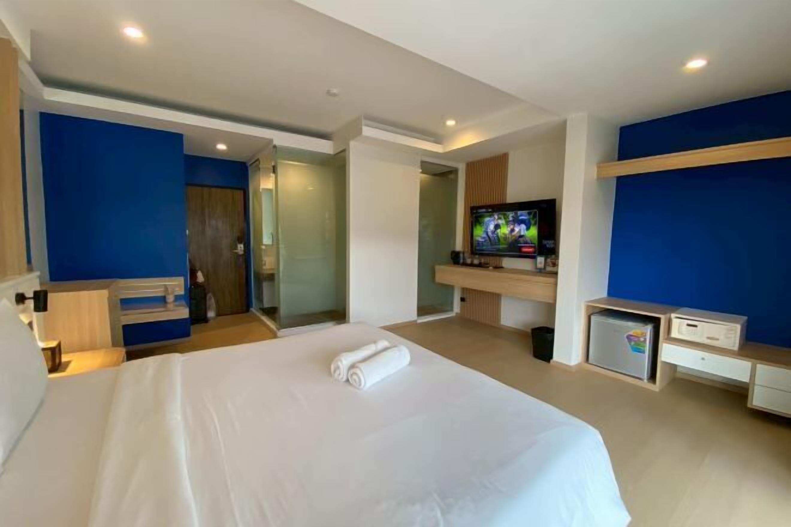 Bäddmadrasser, värdeförvaringsskåp på rummet och skrivbord