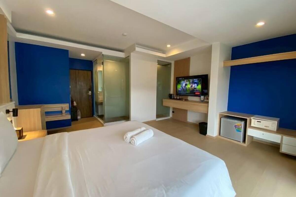 Bäddmadrasser, värdeförvaringsskåp på rummet och skrivbord