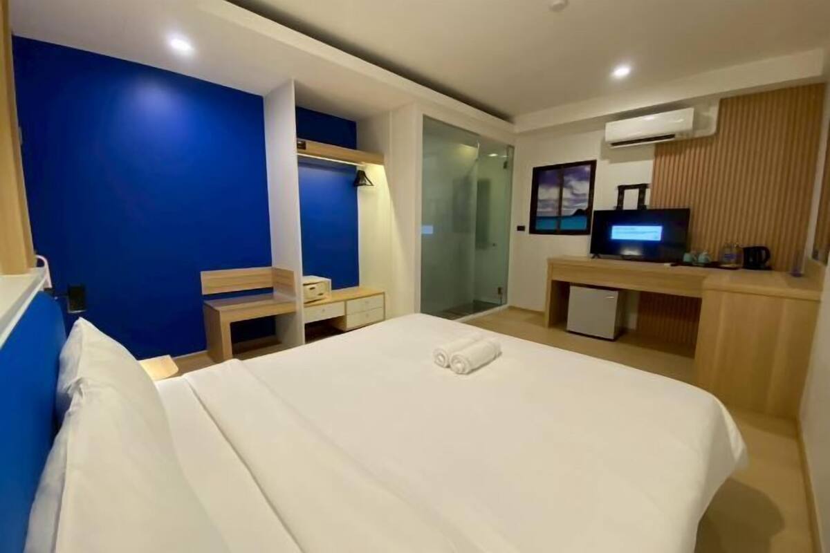 Bäddmadrasser, värdeförvaringsskåp på rummet och skrivbord