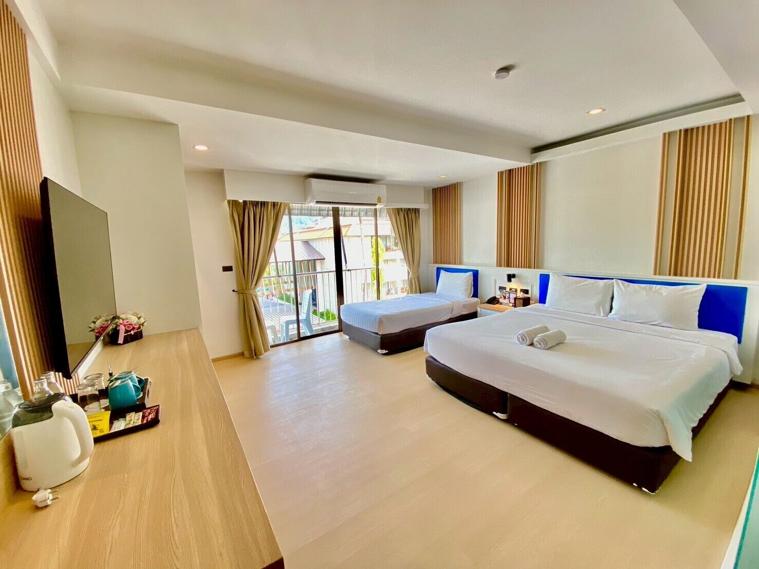 Deluxe Triple Room, Multiple Beds (3 Persons) | Pillowtop beds, in-room safe, desk, iron/ironing board