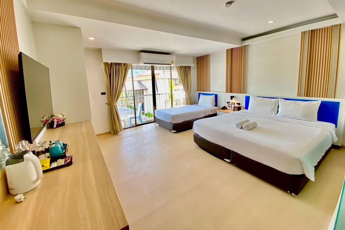 Deluxe Triple Room, Multiple Beds (3 Persons) | Pillowtop beds, in-room safe, desk, iron/ironing board