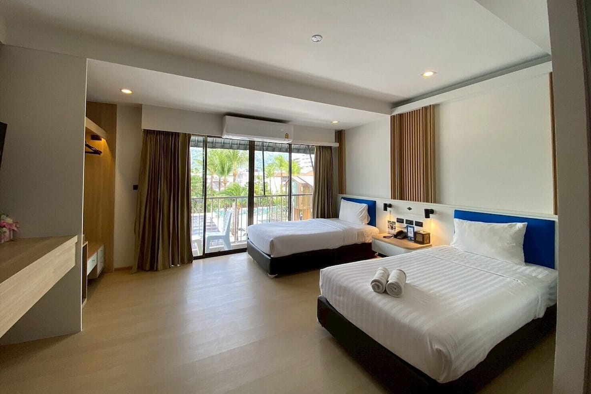 Phòng 2 giường đơn Deluxe | Nệm có lớp đệm bông, két bảo mật tại phòng, bàn