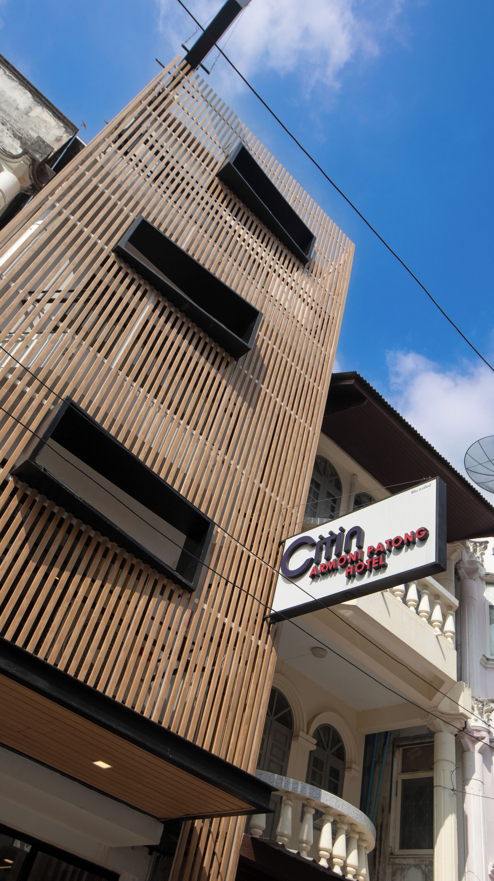 Un letrero de hotel con la palabra 'Citi' y 'Armoni Hotel' escritas.