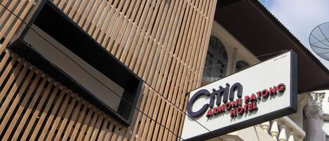 Un letrero de hotel con la palabra 'Citi' y 'Armoni Hotel' escritas.