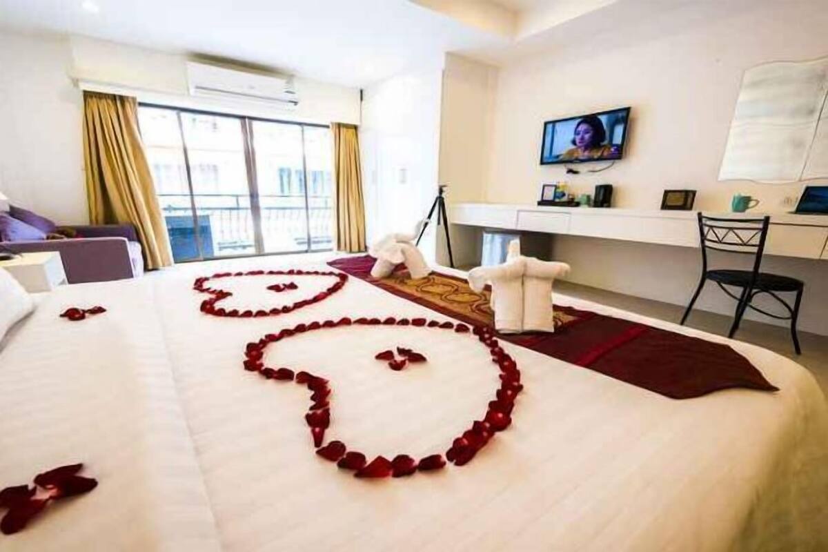 Bäddmadrasser, värdeförvaringsskåp på rummet och skrivbord