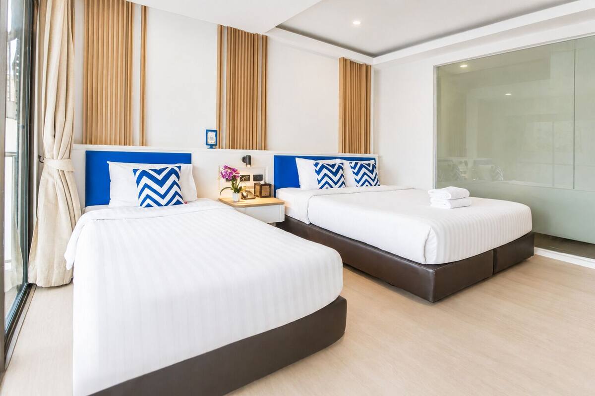 Triple Deluxe Balcony | 高級寢具、舒適加層、客房內保險箱、書桌