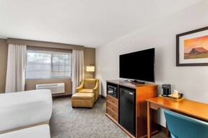 Huone, 2 keskisuurta parisänkyä, esteetön, tupakointi kielletty | Ylelliset vuodevaatteet, pillowtop-patjalliset sängyt