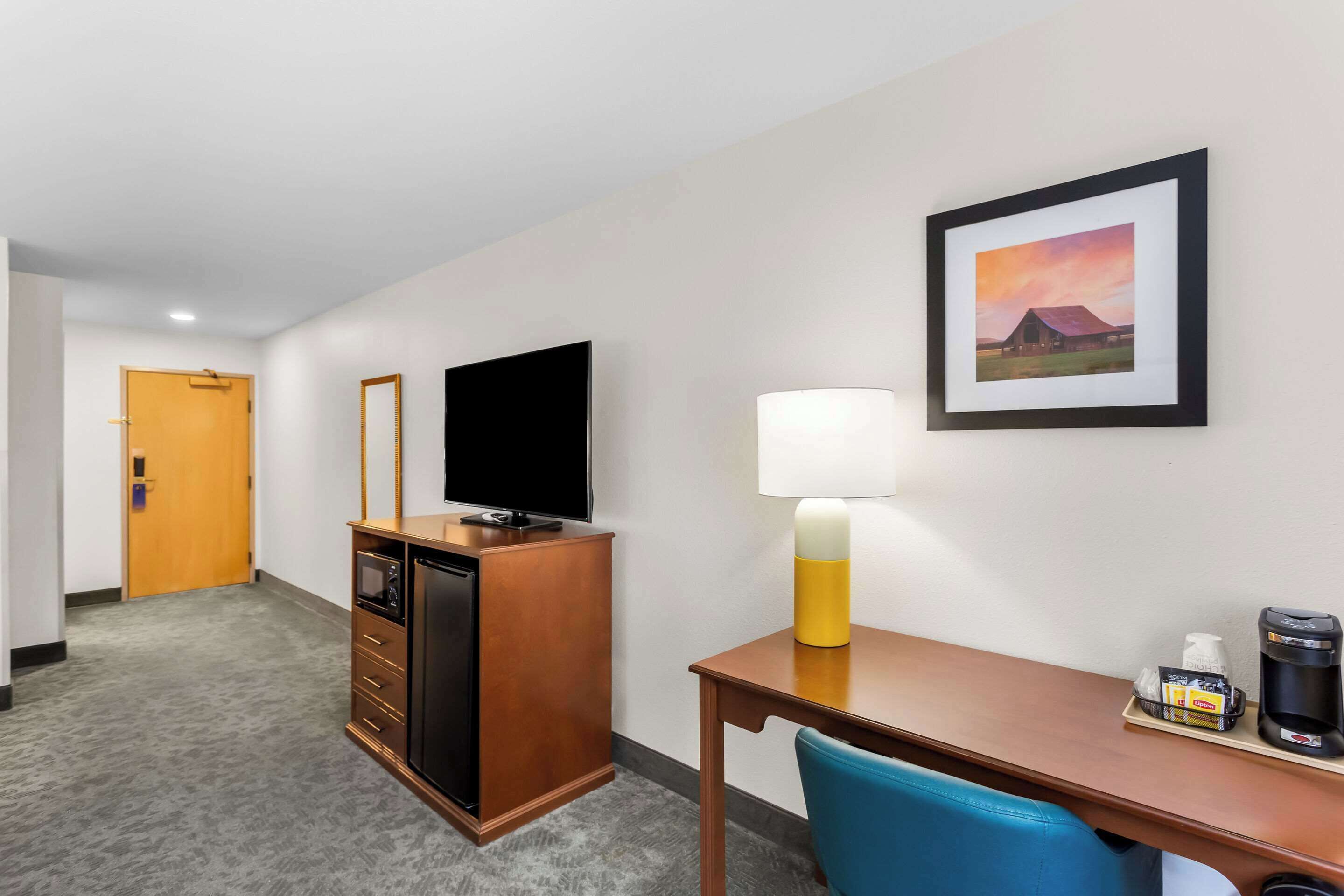 premium bedding, pillow-top beds, in-room safe, desk