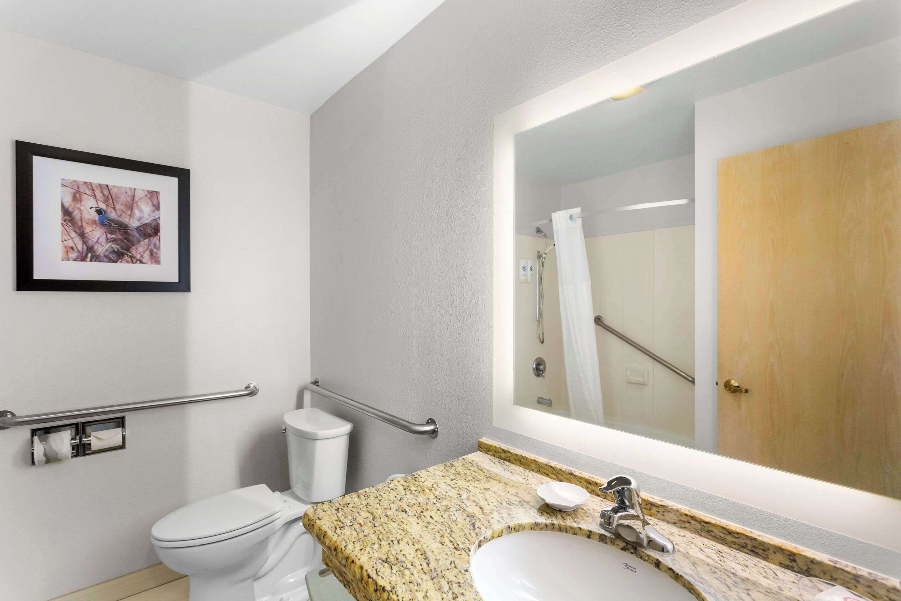 premium bedding, pillow-top beds, in-room safe, desk