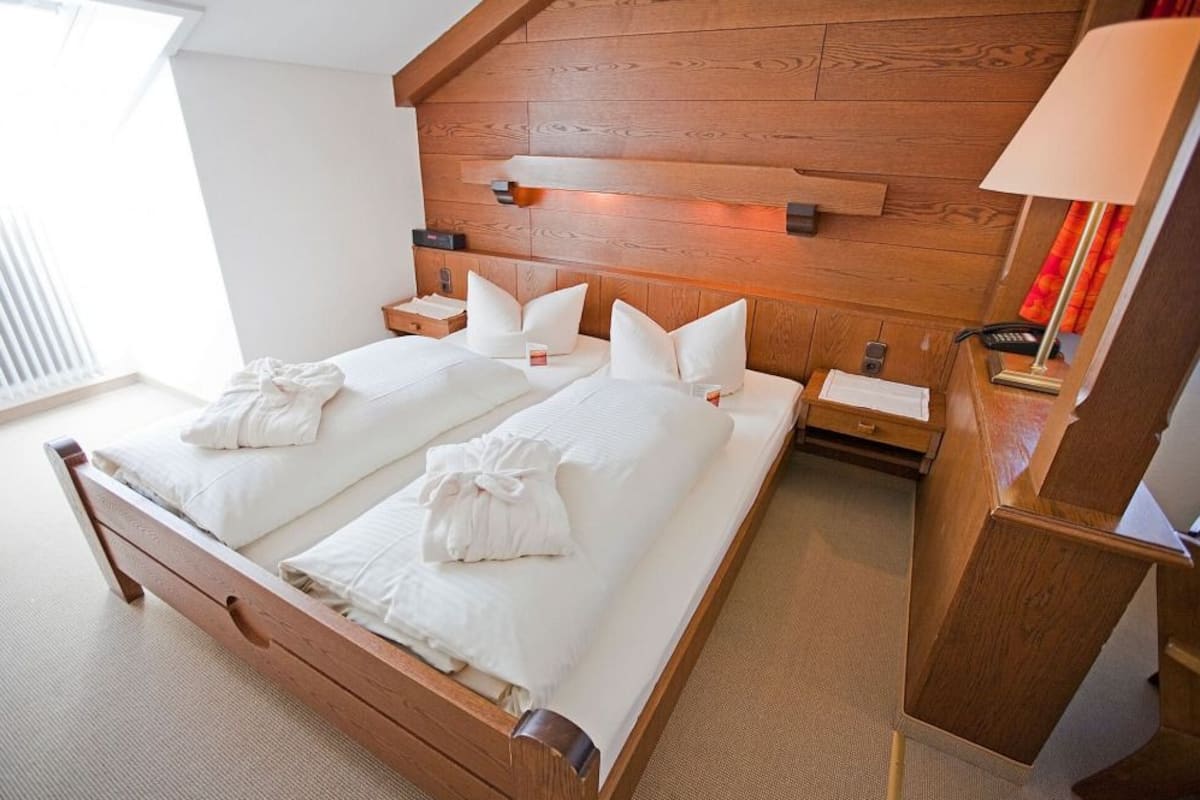 Hypo-allergenic bedding, individually furnished, free WiFi, bed sheets