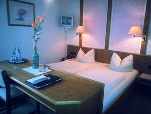 Hypo-allergenic bedding, individually furnished, free WiFi, bed sheets