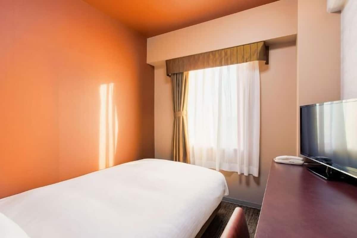 Een kluis op de kamer, een bureau, gratis wifi, beddengoed