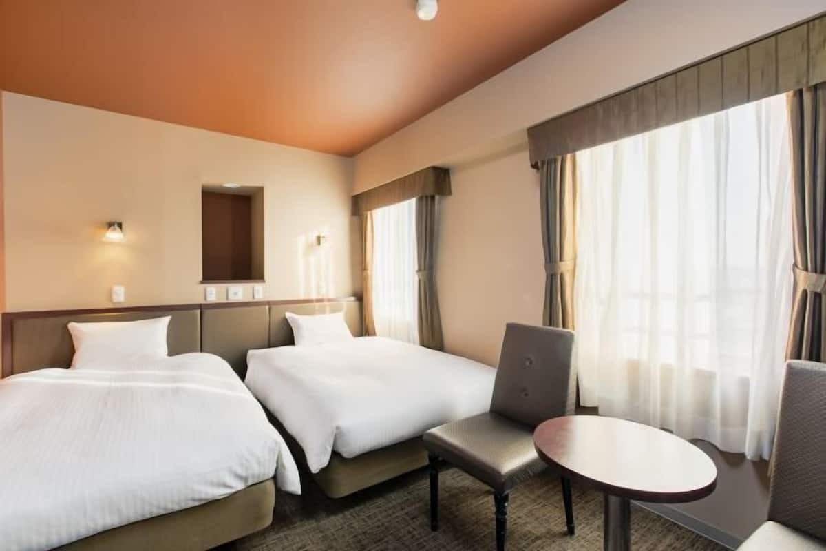 Een kluis op de kamer, een bureau, gratis wifi, beddengoed