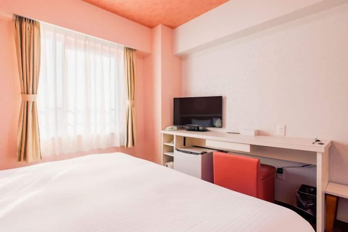 Een kluis op de kamer, een bureau, gratis wifi, beddengoed