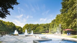 A park with a fountain, a pool, and a gazebo. - KOKO STAY Chitose (Chitose)