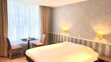 Een bureau, gratis wifi, beddengoed