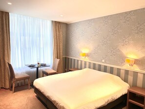 Desk, free WiFi, bed sheets - Hotel Louisa (Ostend)