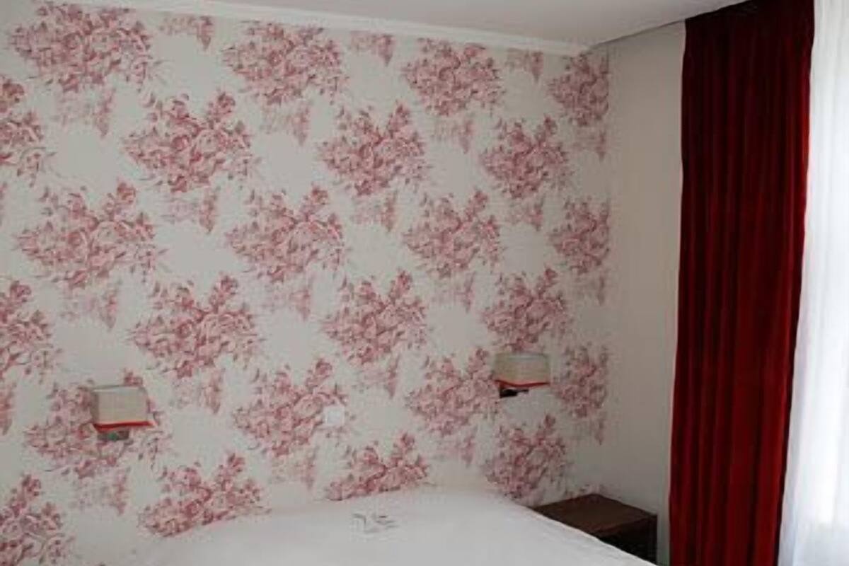 Escritorio, wifi gratis y ropa de cama