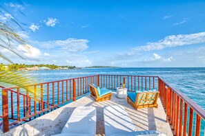 Deluxe Pool Side Cabin | Área de sala de estar | Televisión de pantalla plana de 40 pulgadas con canales por cable 