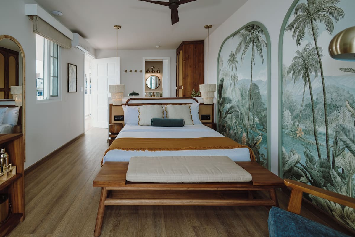 Ocean View Guestroom | Minibar, in-room safe, desk, laptop workspace