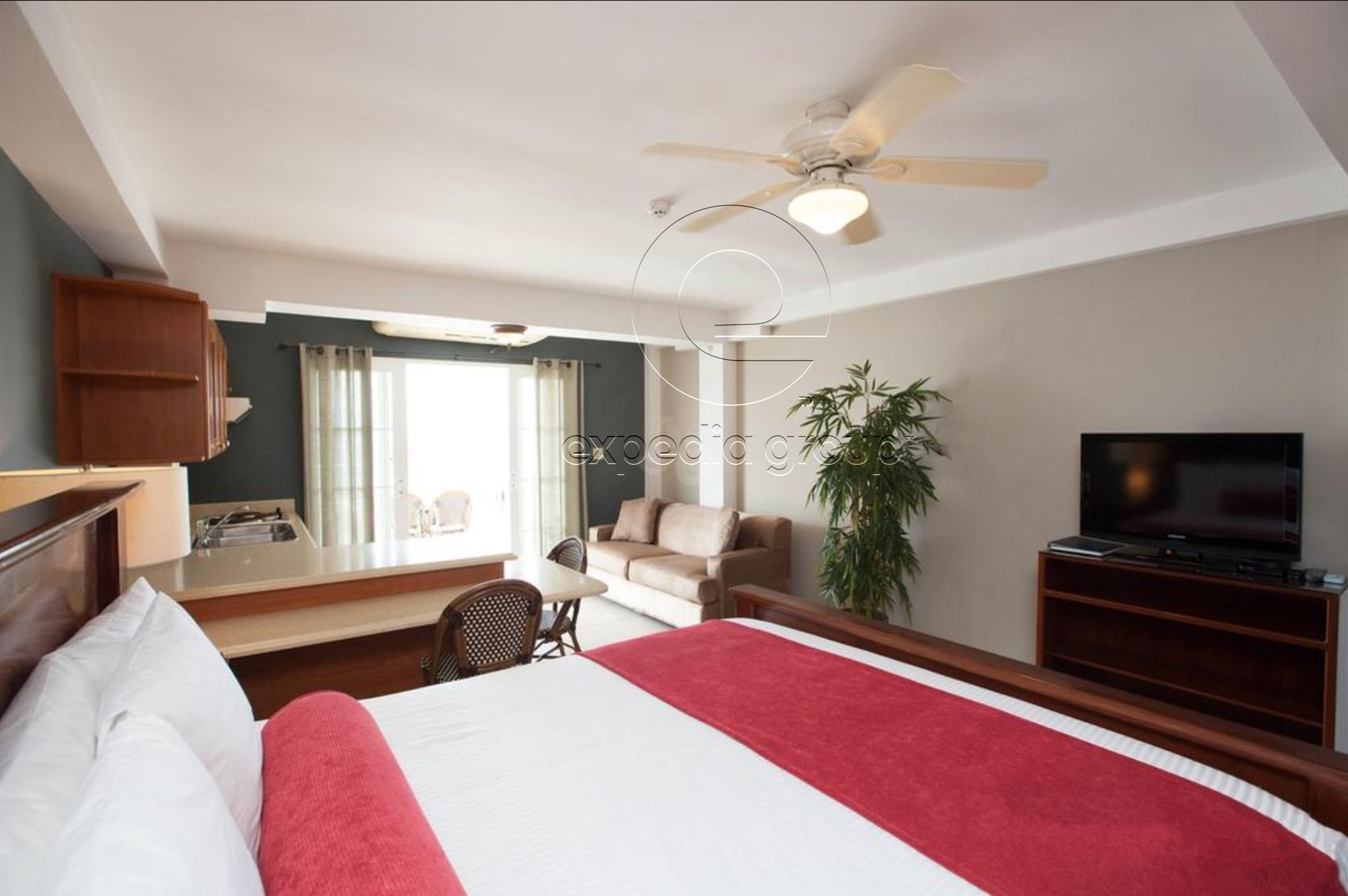 Tropical Suites Hotel