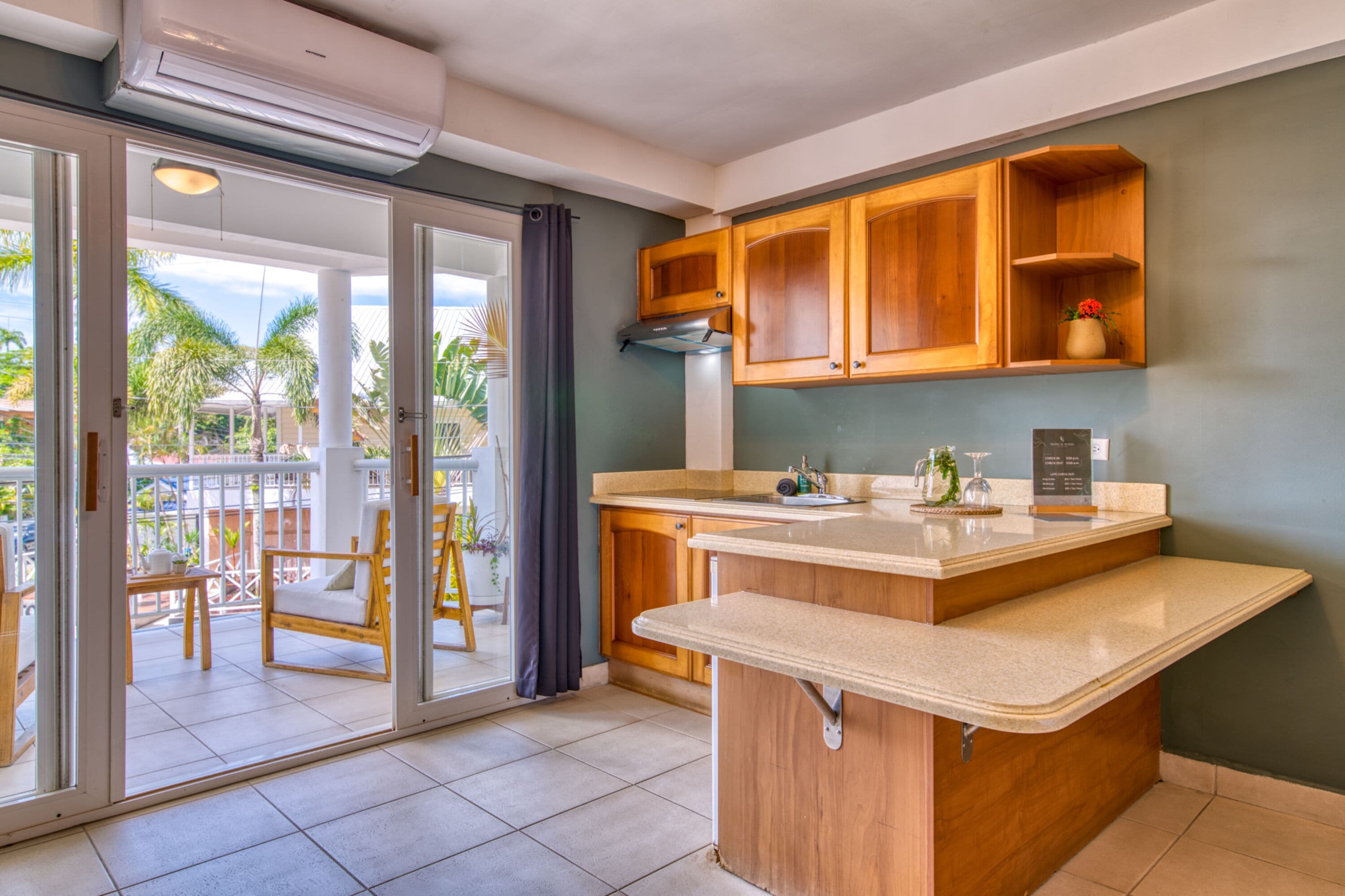 Photo - Tropical Suites Hotel
