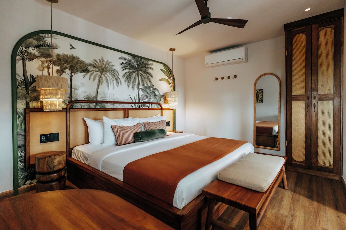 Town View King Guestroom | Minibar, in-room safe, desk, laptop workspace