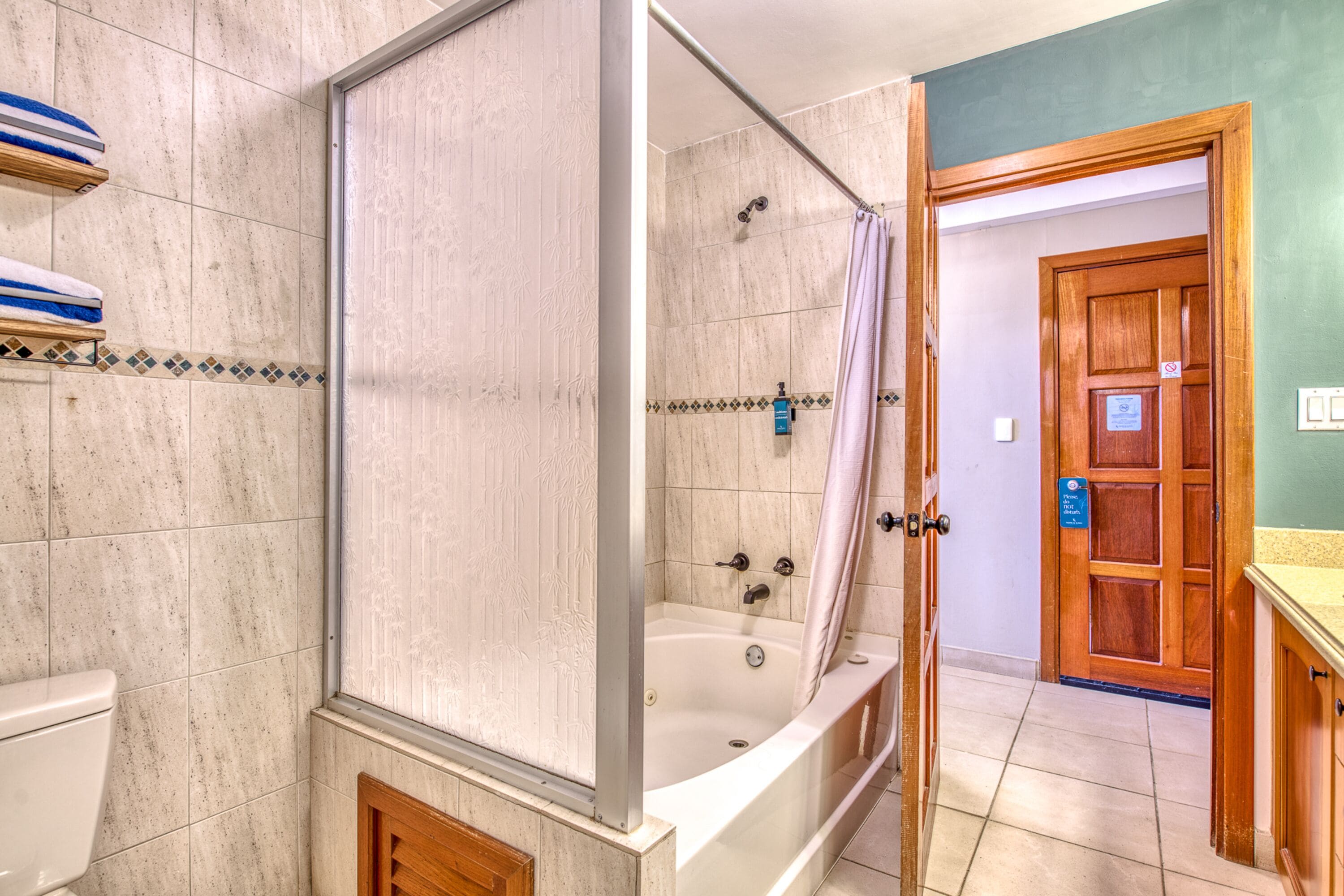 Un baño con cabina de ducha, bañera y retrete.
