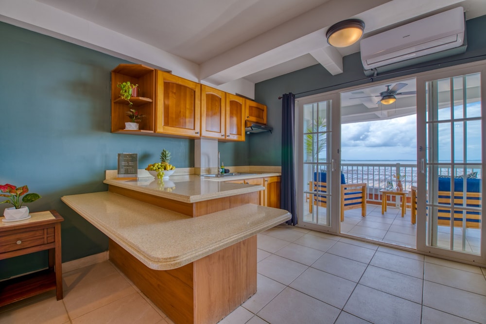 Tropical Suites Hotel by null